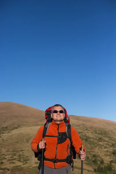 Escursioni uomo in montagna con zaino e tenda . — Foto Stock