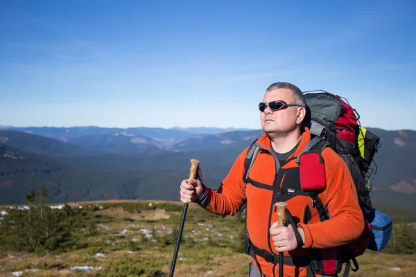 Mann wandert mit Rucksack und Zelt in den Bergen. — Stockfoto