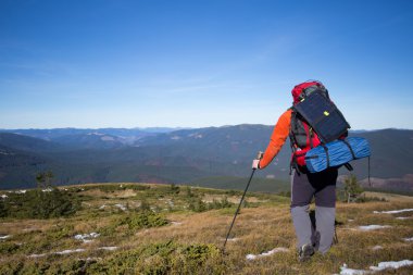 Çadır için bağlı güneş paneli. Güneş'ten cep telefon ücretleri yanında oturan adam.