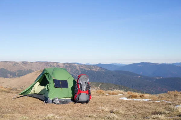 Çadır için bağlı güneş paneli.