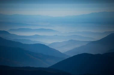 Adam bir sırt çantası ve çadır ile dağlarda hiking.