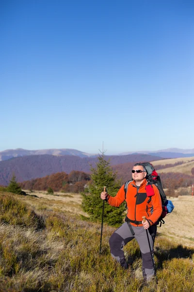 男のバックパック、テントと山脈のハイキング. — ストック写真