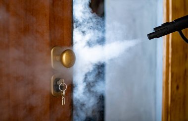 Evde buharla dezenfekte ve sterilizasyon, buhar akışı kapı koluna ve anahtarlara yönlendiriliyor.