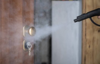 Evde buharla dezenfekte ve sterilizasyon, buhar akışı kapı koluna ve anahtarlara yönlendiriliyor.