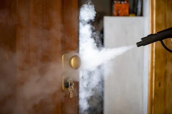 Evde buharla dezenfekte ve sterilizasyon, buhar akışı kapı koluna ve anahtarlara yönlendiriliyor.