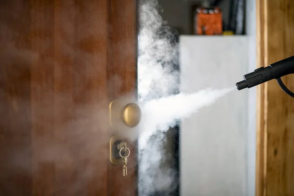 Evde buharla dezenfekte ve sterilizasyon, buhar akışı kapı koluna ve anahtarlara yönlendiriliyor.
