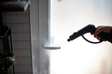 Evin buharla dezenfekte edilmesi ve dezenfekte edilmesi, buğulanmış cam kapılar.