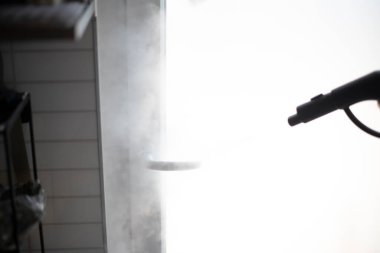 Evin buharla dezenfekte edilmesi ve dezenfekte edilmesi, buğulanmış cam kapılar.