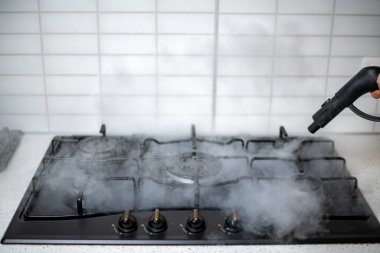 Buhar dezenfeksiyonu ve evin sterilize edilmesi, mutfak gaz ocağının buhar tedavisi.