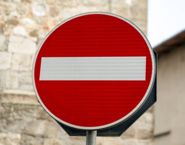 Eski bir tuğla duvarın arka planında giriş işareti yok