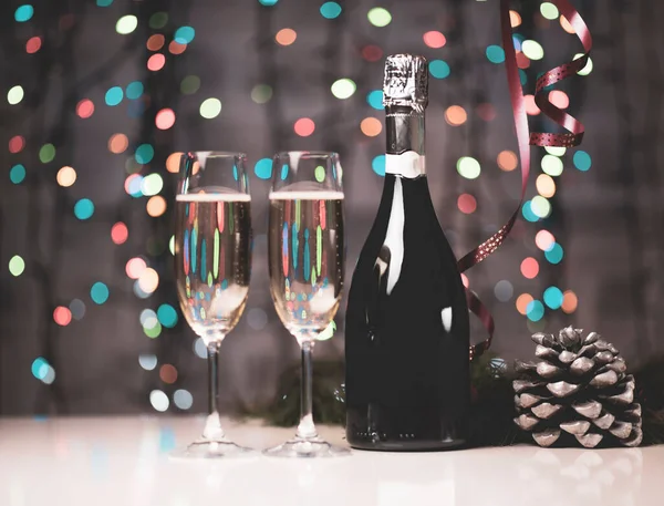 Güzel bir şenlik arka planında koyu renkli odak ışıklarından oluşan koyu renk bir şarap şişesi.