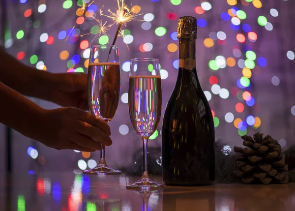 Flicka Som Håller Bengalisk Brand Och Ett Glas Champagne Vacker — Stockfoto