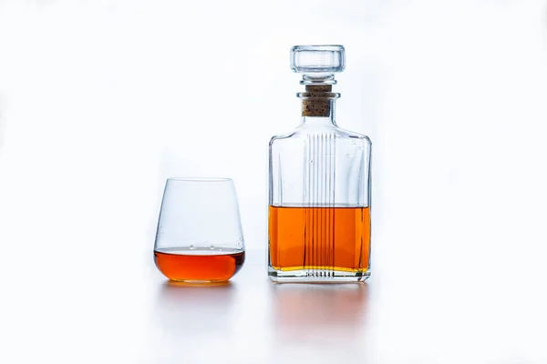 Flasche Und Glas Whisky Auf Weißem Hintergrund — Stockfoto