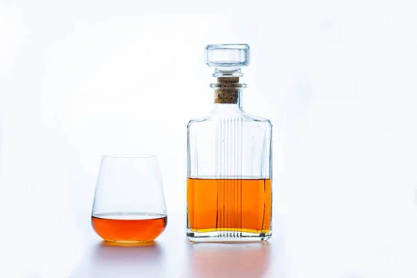 Botella Vaso Whisky Sobre Fondo Blanco — Foto de Stock