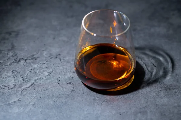Vaso Whisky Sobre Fondo Cemento Gris Oscuro — Foto de Stock