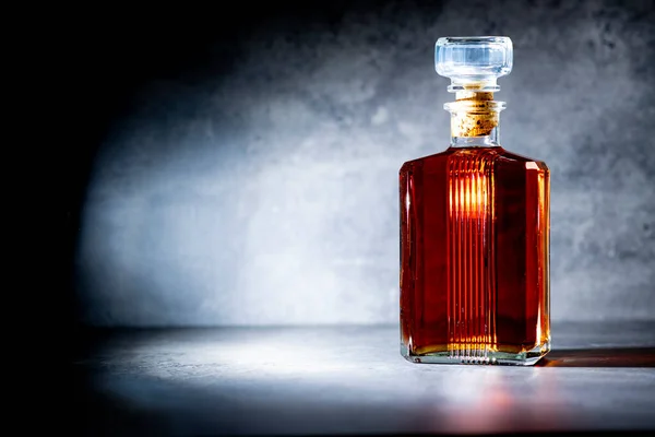 Quadratische Whiskeyflasche Lichtstrahlen Auf Dunkelgrauem Zementhintergrund — Stockfoto