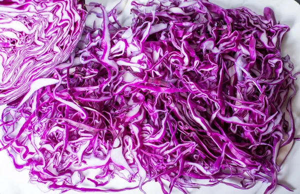 Repollo Morado Picado Una Tabla Cortar —  Fotos de Stock