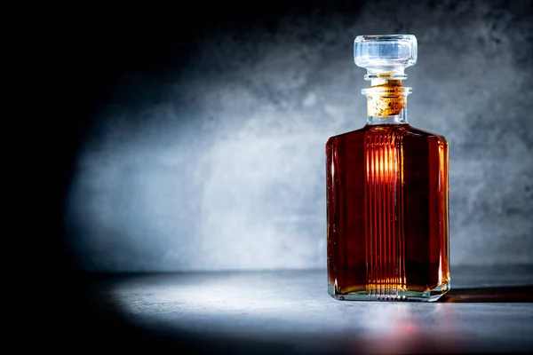 Quadratische Whiskeyflasche Lichtstrahlen Auf Dunkelgrauem Zementhintergrund — Stockfoto