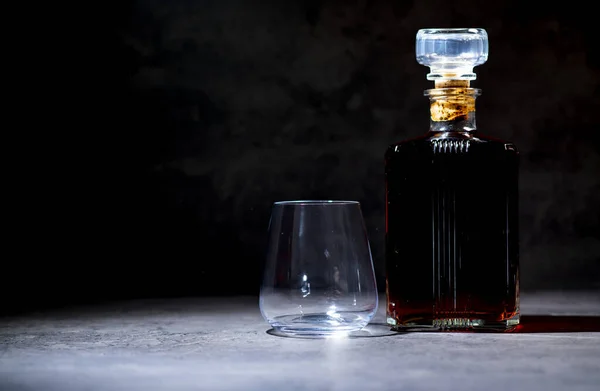 Une Bouteille Whisky Forme Carré Dans Les Rayons Lumière Côté — Photo