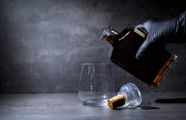 Hand Schwarzem Handschuh Gießt Whisky Aus Einer Quadratischen Flasche Ein — Stockfoto