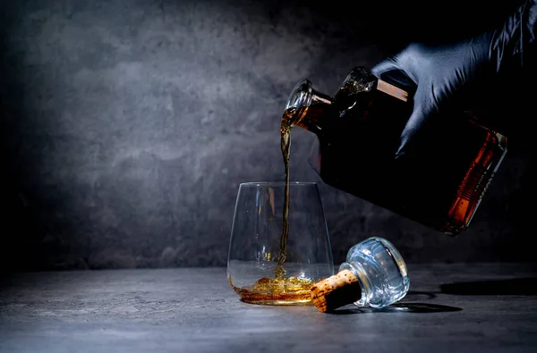 Hand Schwarzem Handschuh Gießt Whisky Aus Einer Quadratischen Flasche Ein — Stockfoto