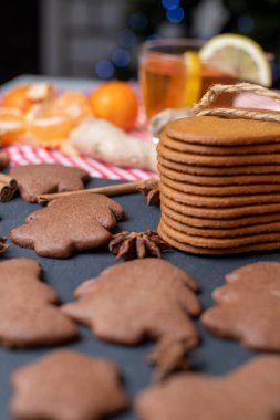 Noel zencefilli ekmek ve tarçınlı ardesia yanında narenciye çayı ve zencefil.