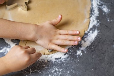 Noel ve yeni yıl tatilleri, anne ve çocuklar zencefilli kurabiye hazırlıyorlar.