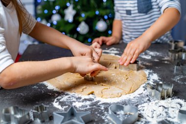 Noel ve yeni yıl tatilleri, anne ve çocuklar zencefilli kurabiye hazırlıyorlar.