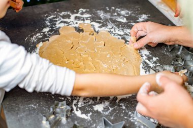 Noel ve yeni yıl tatilleri, anne ve çocuklar zencefilli kurabiye hazırlıyorlar.
