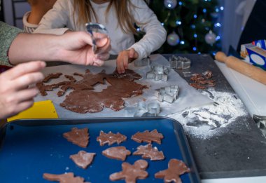 Noel ve yeni yıl tatilleri, anne ve çocuklar zencefilli kurabiye hazırlıyorlar.