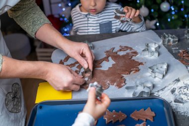 Noel ve yeni yıl tatilleri, anne ve çocuklar zencefilli kurabiye hazırlıyorlar.