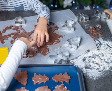 Noel ve yeni yıl tatilleri, anne ve çocuklar zencefilli kurabiye hazırlıyorlar.