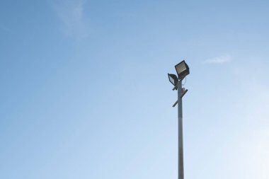 Mavi gökyüzüne karşı iki projektörlü sütun
