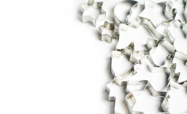 Kurabiyeler için teneke formlar ve beyaz arka planda zencefilli çörekler sağ tarafta, sol taraftaki metin yeriniz için.