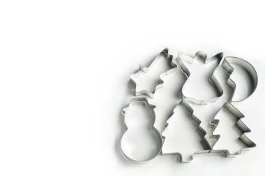 Kurabiyeler için teneke formlar ve beyaz arka planda zencefilli çörekler sağ tarafta, sol taraftaki metin yeriniz için.