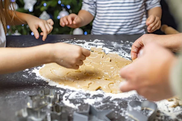 Navidad Vacaciones Año Nuevo Mamá Los Niños Preparan Galletas Jengibre —  Fotos de Stock