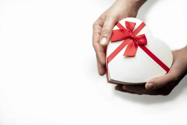 Kalp şeklinde hediye kutusu beyaz arka planda.