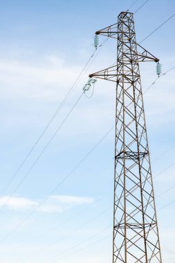 Alandaki elektrik hatlarının direkleri