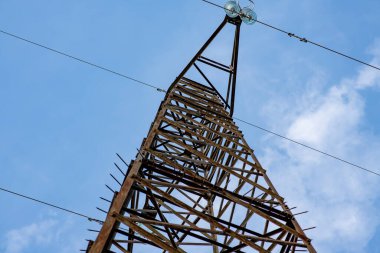 Alandaki elektrik hatlarının direkleri