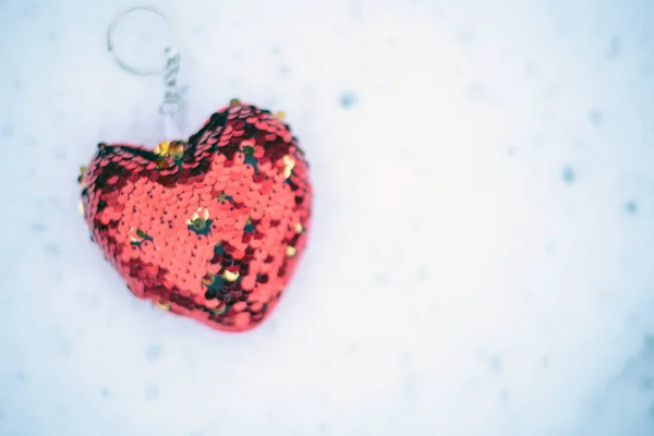 Rotes Herz Schlüsselanhänger Auf Dem Schnee — Stockfoto