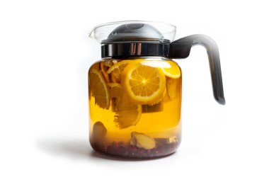 Beyaz arka planda limonlu çay, zencefil ve nar çekirdeği.