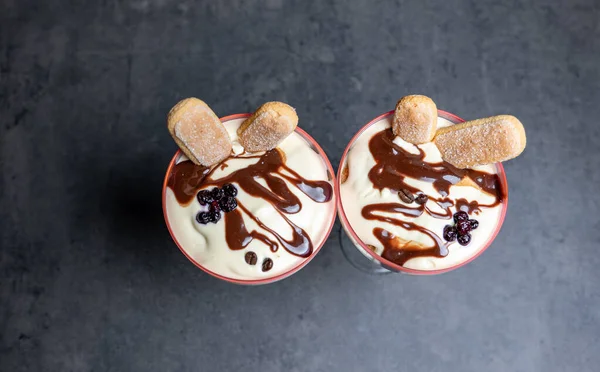 Gri arka planda dondurma bardağında tiramisu