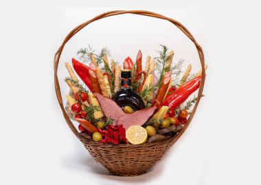 Erkek buketi, bir sepet sosis ve peynir, baharatlar, zeytinler, buket şeklinde katlanmış bir şişe brendi.