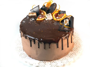 Portakallı güzel çikolatalı pasta. Hafif bir masaya çikolata serpiştirilmiş.