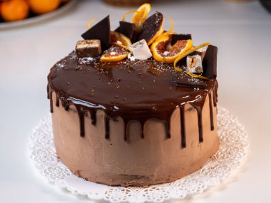 Portakallı güzel çikolatalı pasta. Hafif bir masaya çikolata serpiştirilmiş.