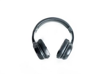 Siyah kablosuz kulaklıklar beyazda izole edildi