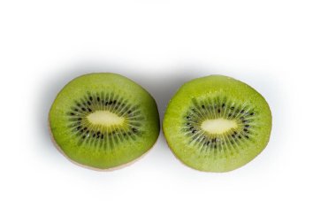 olgun sulu kivi dilimlenmiş çapraz yalıtım beyaz üzerinde