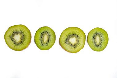 olgun sulu kivi dilimlenmiş çapraz yalıtım beyaz üzerinde