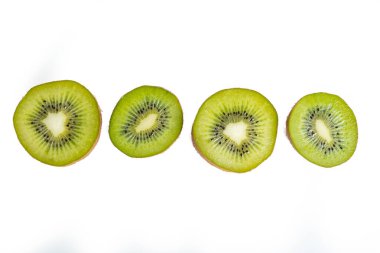 olgun sulu kivi dilimlenmiş çapraz yalıtım beyaz üzerinde