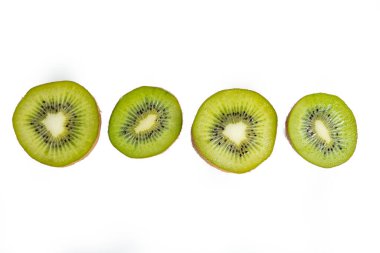 olgun sulu kivi dilimlenmiş çapraz yalıtım beyaz üzerinde